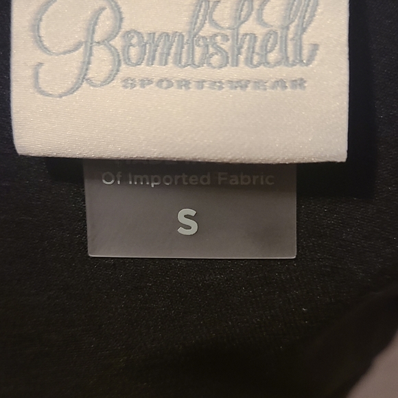 Bombshell Sportswear flex v-neck tee - Picture 5 of 5
